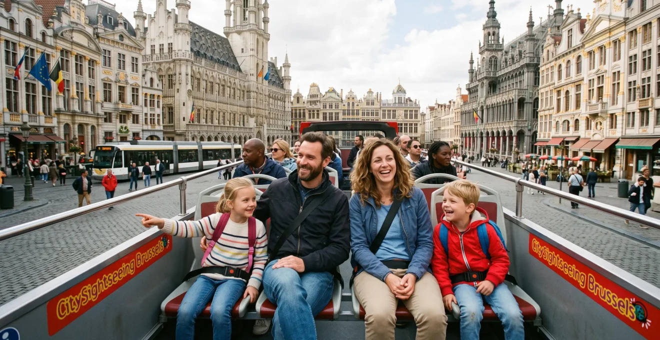 Famille découvrant Bruxelles depuis un bus touristique panoramique